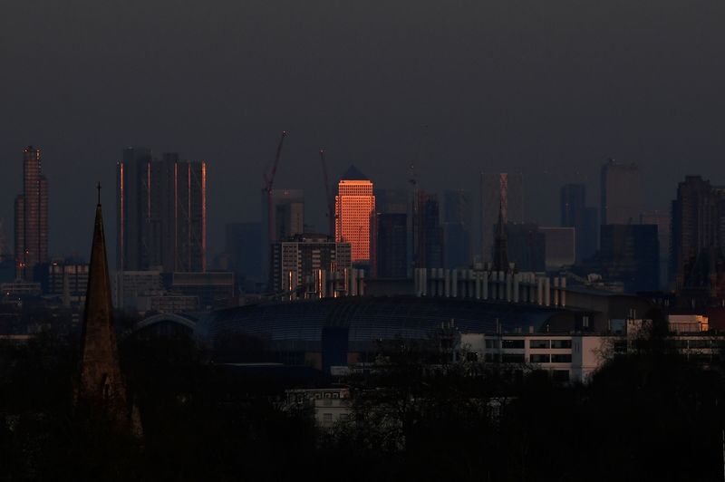 © Reuters. FILE PHOTO: General view of Canary Wharf as the sun sets, as the spread of the coronavirus disease (COVID-19) continues, London, Britain, March 26, 2020. REUTERS/Toby Melville