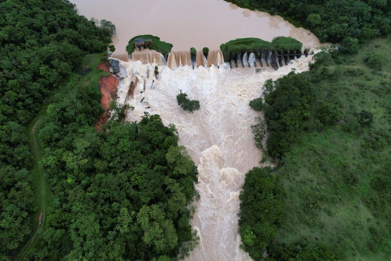 &copy; Reuters. Fluxo na barragem do Carioca após forte chuvas em Pará de Minas (MG). Brasil, 11 de janeiro, 2022. Foto tirada com drone. REUTERS/Leonardo Benassatto