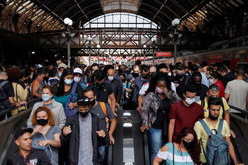 &copy; Reuters. Usuários do transporte público circulam na Estação da Luz, em São Paulo
12/01/2022
REUTERS/Amanda Perobelli