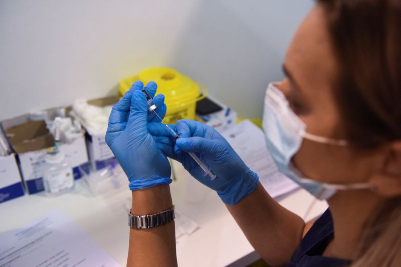 &copy; Reuters. FILE PHOTO: A healthcare worker prepares a third dose of Pfizer's coronavirus disease (COVID-19) vaccine at Belgrade Fair vaccination center in Belgrade, Serbia, August 25, 2021. REUTERS/Zorana Jevtic.