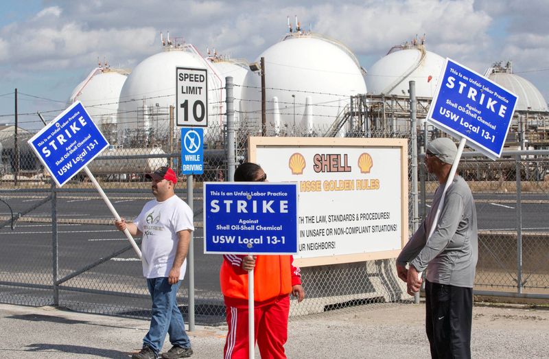 &copy; Reuters. FILE PHOTO: Workers from the United Steelworkers (USW) union walk a picket line outside the Shell Oil Deer Park Refinery in Deer Park, Texas February 1, 2015.  REUTERS/Richard Carson/File Photo