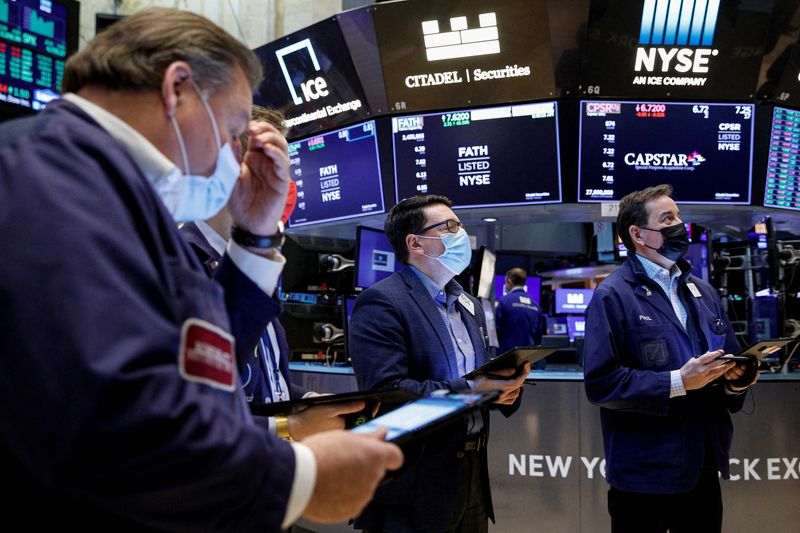 © Reuters. Traders work on the floor of the New York Stock Exchange (NYSE) in New York City, U.S., January 12, 2022. REUTERS/Brendan McDermid