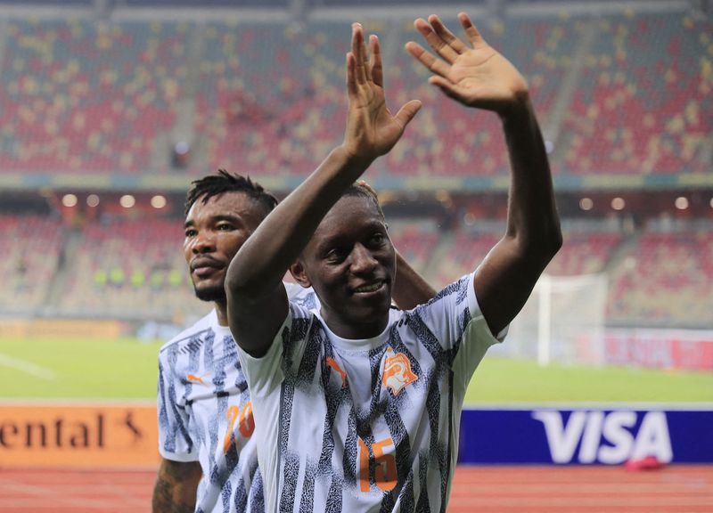 &copy; Reuters. ماكس آلان جرادل لاعب ساحل العاج يحتفل بعد مباراة فريقه أمام غينيا الاستوائية في كأس الأمم الأفريقية لكرة القدم يوم الأربعاء. تصوير: ثائر الس