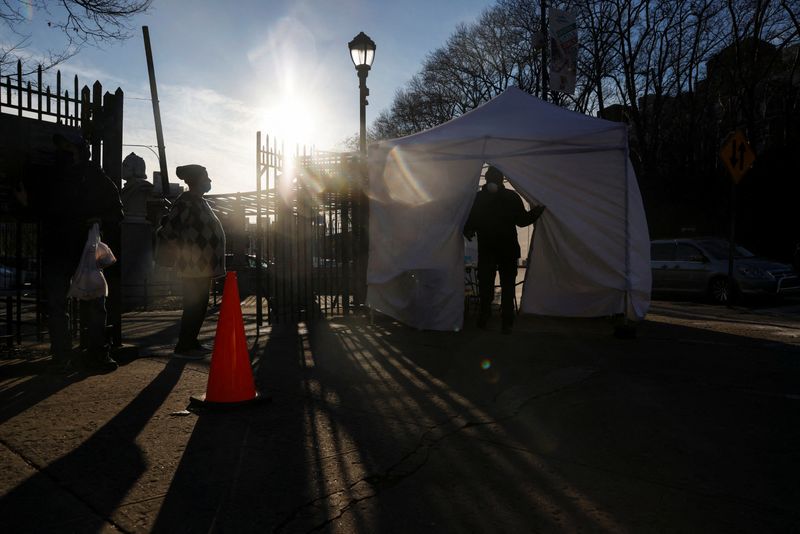 &copy; Reuters. People wait in line to a coronavirus disease (COVID-19) pop-up testing site as a man leaves, in the Bronx borough of New York City, New York, U.S., January 12, 2022. REUTERS/Shannon Stapleton