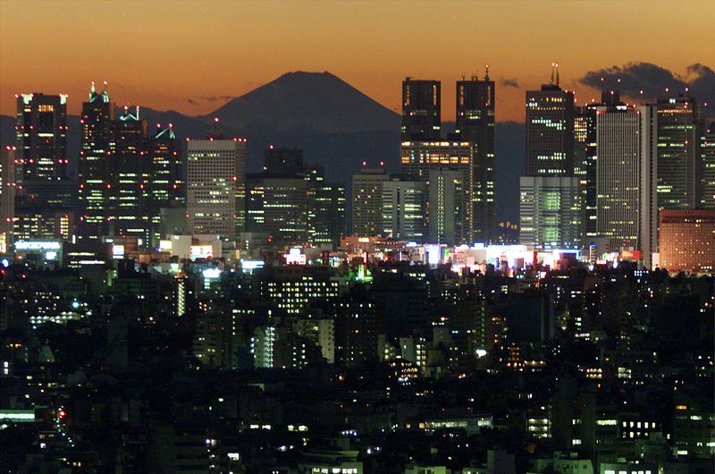 &copy; Reuters. FILE PHOTO: Japan's highest peak Mt Fuji is seen at dusk over the Shinjuki business district skyscraper in Tokyo November 4, 2001. 