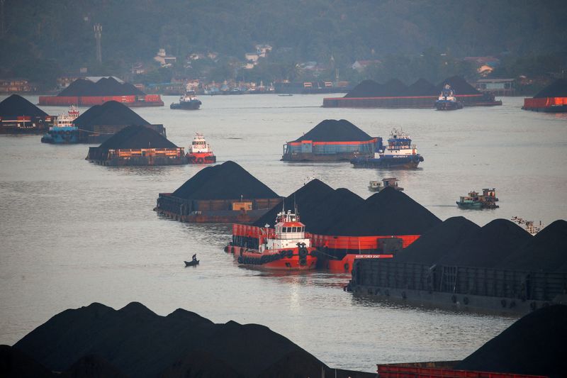 &copy; Reuters. インドネシアの海洋・投資担当調整省は１３日、石炭を積んだ輸送船３７隻の出航を許可したと明らかにした。国営電力ＰＬＮが発電所の稼働１５日分の石炭を確保したため、一定の条件を