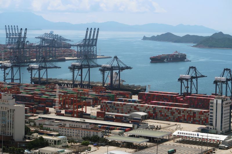 &copy; Reuters. FILE PHOTO: A cargo ship carrying containers is seen near the Yantian port in Shenzhen, following the novel coronavirus disease (COVID-19) outbreak, Guangdong province, China May 17, 2020. REUTERS/Martin Pollard