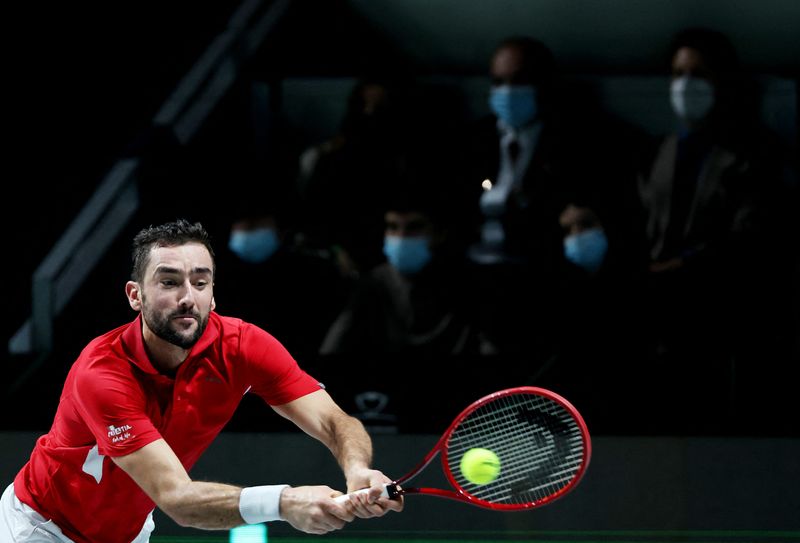 &copy; Reuters. لاعب التنس الكرواتي مارين شيليتش أثناء مباراته في نهائي فردي بطولة ديفيز للتنس يوم 5 ديسمبر كانون الأول 2021. تصوير: سيرجيو بيريز - رويترز.