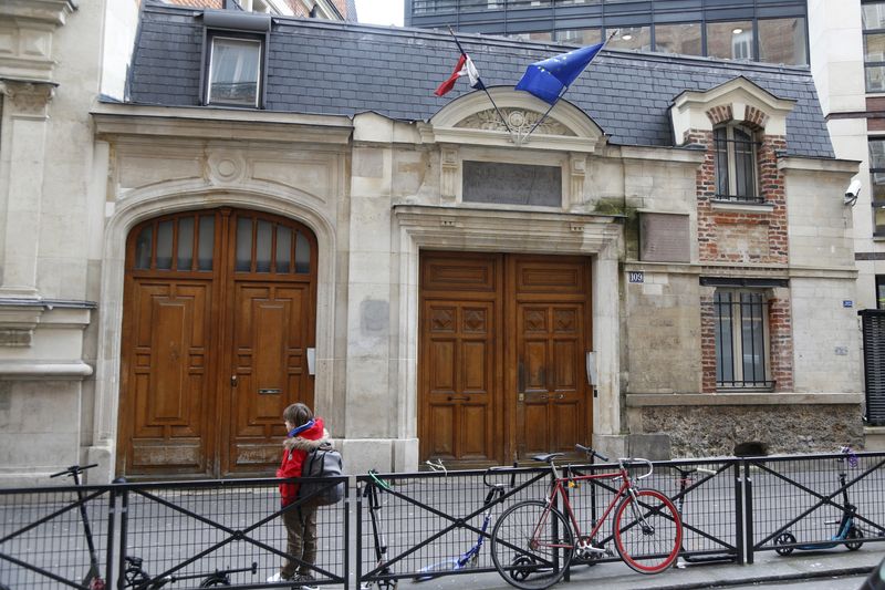 &copy; Reuters. Plus de la moitié des écoles de France pourraient être fermées ce jeudi, sur fond de mobilisation inédite de personnels de l'Education nationale dénonçant la gestion gouvernementale de l'épidémie de COVID-19 dans les établissements scolaires. /P