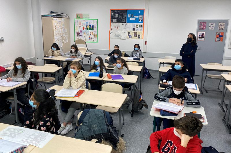 &copy; Reuters. 　１月１３日、フランスの教員らは、政府が学校における新型コロナウイルス感染対策で一貫した措置を取らず、教員と生徒を感染から適切に保護していないとして大規模ストを実施する。