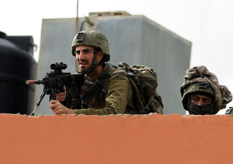 © Reuters. جندي إسرائيلي يحمل سلاحه في الضفة الغربية المحتلة في 24 ديسمبر كانون الأول 2021. تصوير رنين صوافطة - رويترز.