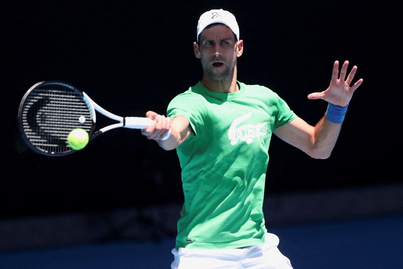 &copy; Reuters. Il tennista serbo Novak Djokovic si allena a Melbourne Park, in preparazione dell'Australian Open.  REUTERS/Asanka Brendon Ratnayake