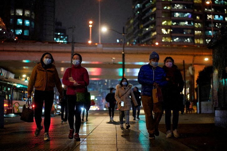 &copy; Reuters. People wearing protective masks walk on a street, following new cases of the coronavirus disease (COVID-19), in Shanghai, China January 4, 2022. REUTERS/Aly Song