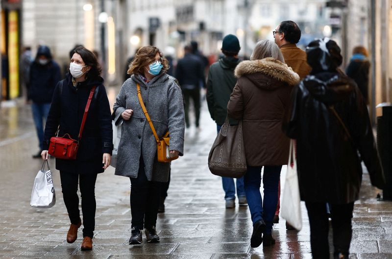 &copy; Reuters. People wearing protective face masks walk on a street, amid the coronavirus disease (COVID-19) outbreak, in Nantes, in France, January 8, 2022. REUTERS/Stephane Mahe