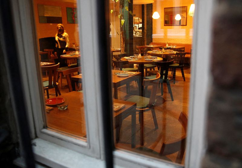 &copy; Reuters. FILE PHOTO: Empty tables are seen in a restaurant amid the coronavirus disease (COVID-19) pandemic in London, Britain, December 18, 2021.  REUTERS/Peter Nicholls
