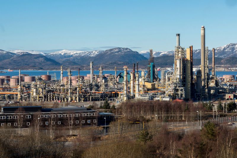 &copy; Reuters. FILE PHOTO: A general view of the oil refinery in Mongstad, Norway April 1, 2018. Picture taken April 1, 2018. REUTERS/Gwladys Fouche