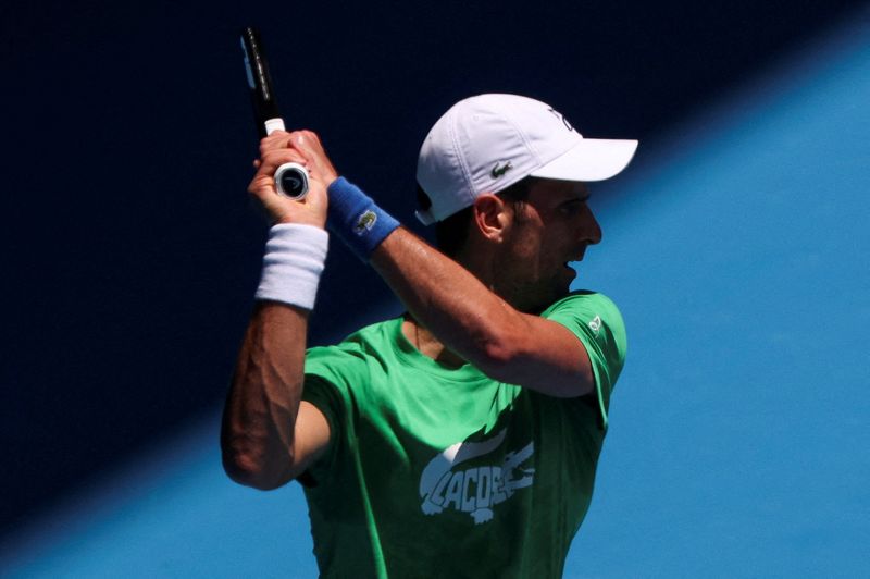 &copy; Reuters. Le numéro un mondial de tennis Novak Djokovic a été inclus dans le tirage officiel du tournoi de l'Open d'Australie jeudi, en dépit des incertitudes qui demeurent autour de son visa susceptible d'être annulé une seconde fois par le gouvernement. /Ph