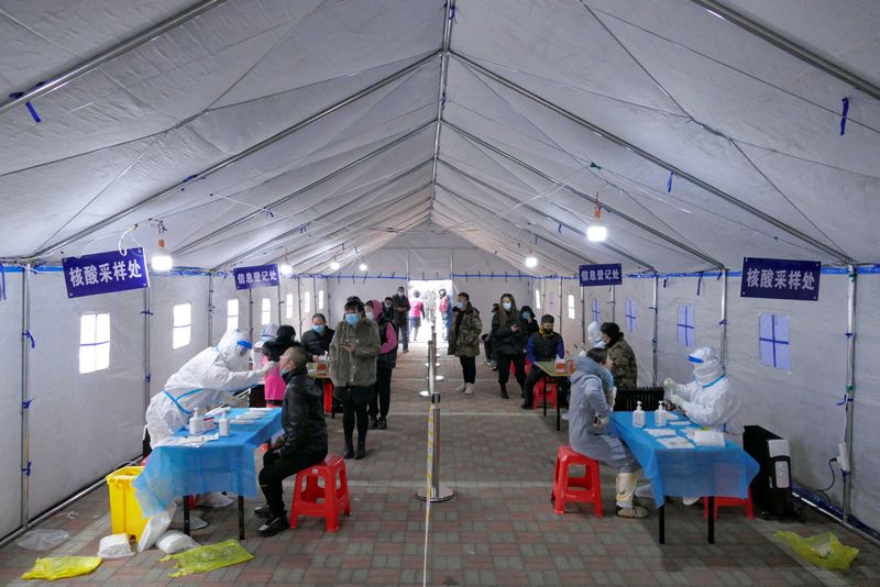 &copy; Reuters. La ville de Tianjin, où se trouve l'un des plus grands ports de Chine, a fait état jeudi d'une augmentation du nombre de cas de COVID-19 et annoncé de nouvelles mesures de tenter de freiner la propagation du variant Omicron du coronavirus. /Photo prise