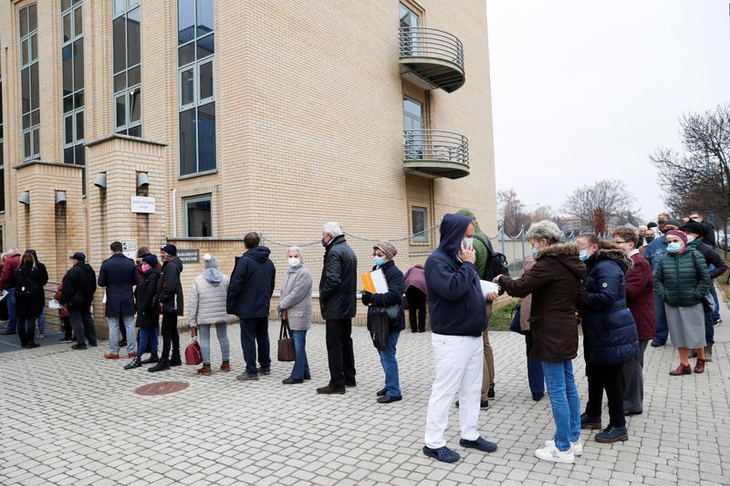 &copy; Reuters. FILE PHOTO: People stand in a queue for vaccination in front of a hospital as the spread of the coronavirus disease (COVID-19) continues, in Budapest, Hungary, November 22, 2021. REUTERS/Bernadett Szabo