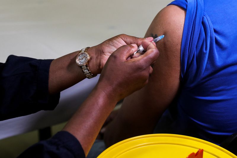 &copy; Reuters. Profissional de saúde aplica vacina contra Covid-19 em paciente em Johanesburgo
09/12/2021 REUTERS/Sumaya Hisham