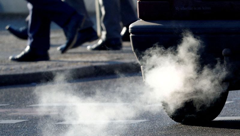 &copy; Reuters. FILE PHOTO: An exhaust pipe of a car is pictured on a street in a Berlin, Germany, February 22, 2018. REUTERS/Fabrizio Bensch//File Photo