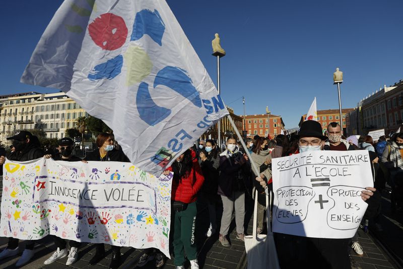 © Reuters. Des dizaines de milliers d'enseignants ont fait grève et défilé dans les rues de nombreuses villes de France jeudi contre la gestion de la crise sanitaire dans le système éducatif par leur ministre de tutelle, Jean-Michel Blanquer, ce qui a conduit le chef du gouvernement à prendre le dossier en main. /Photo prise le 13 janvier 2022/REUTERS/Eric Gaillard