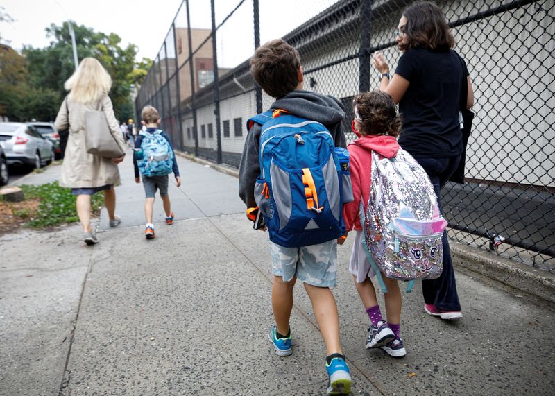 &copy; Reuters. Parents walk with children to school, amid the coronavirus disease (COVID-19) pandemic in Brooklyn, New York, U.S.  October 4, 2021.  REUTERS/Brendan McDermid