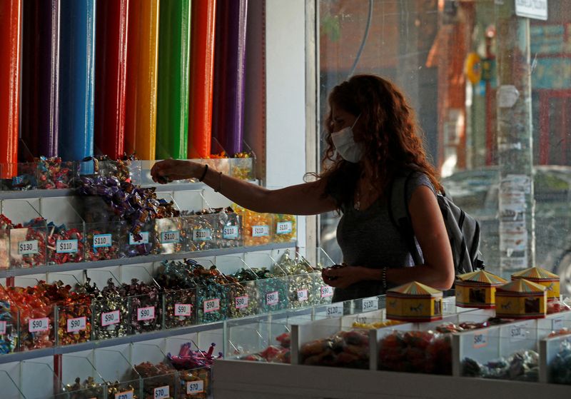 &copy; Reuters. FILE PHOTO: A costumer buys candies at a shop during a blackout, amid a heat wave, in Buenos Aires, Argentina January 11, 2022. REUTERS/Agustin Marcarian/File Photo