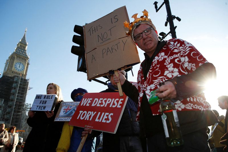 © Reuters. People gather in protest against the Conservative Party at Parliament Square in London, Britain, January 12, 2022. REUTERS/Paul Childs