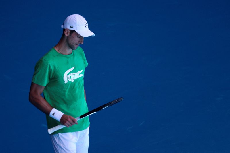 &copy; Reuters. Novak Djokovic treina em Melbourne Park para o Aberto da Austrália
13/01/2022 REUTERS/Loren Elliott