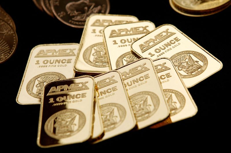 &copy; Reuters. FILE PHOTO: Gold Bullion from the American Precious Metals Exchange (APMEX) is seen in this picture taken in New York, September 15, 2011.    REUTERS/Mike Segar/File Photo