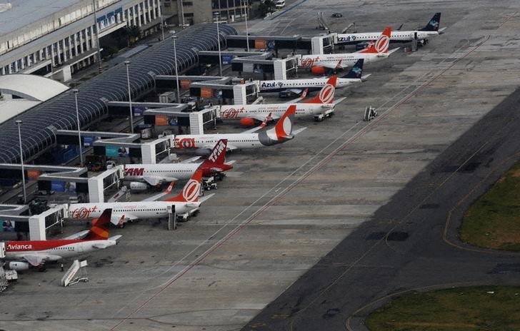 &copy; Reuters. Aviões das companhias aéreas Gol, TAM e Azul estacionados no aeroporto Santos Dumont, no Rio de Janeiro. 12/1/2017. REUTERS/Nacho Doce
