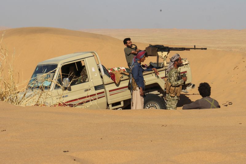 © Reuters. مقاتلون موالون للحكومة المعترف بها دوليا في اليمن يتخذون مواقعهم في منطقة صحراوية جنوب شرق مأرب في السادس من ديسمبر كانون الأول 2021. تصوير علي عويضة - رويترز.