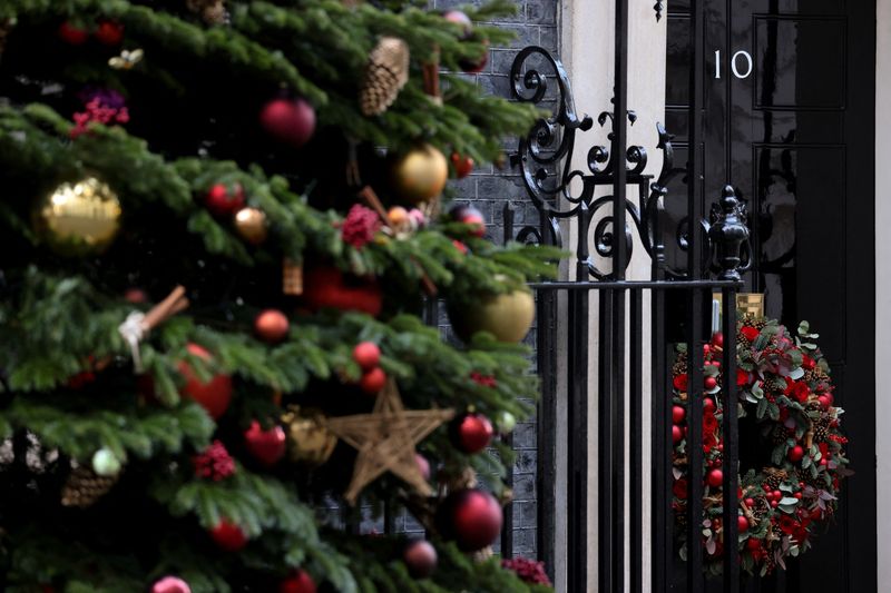 &copy; Reuters. The door of 10 Downing Street is seen decorated with Christmas decorations in London, Britain, November 28, 2021. REUTERS/Tom Nicholson