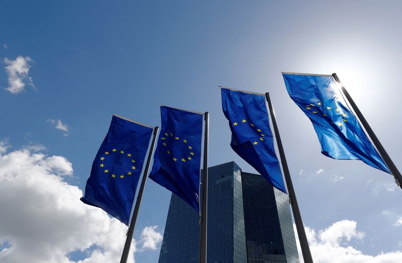 &copy; Reuters. Diverse bandiere dell'Unione europea nei pressi della sede centrale della Banca centrale europea a Francoforte. REUTERS/Kai Pfaffenbach