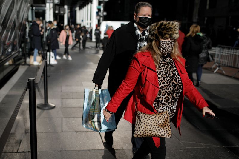 &copy; Reuters. FOTO DE ARCHIVO-Uso de mascarillas para prevenir el  COVID-19 en ciudad de Nueva York, EEUU, 13 de diciembre del 2021. REUTERS/Mike Segar