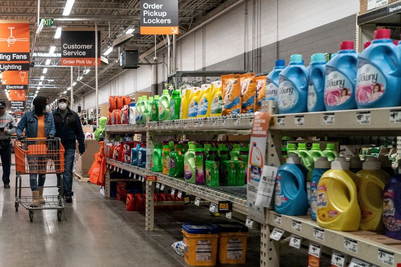 &copy; Reuters. Consumidores andam por loja da rede de materiais de construção Home Depot enquanto usam máscaras para ajudar a retardar a propagação da Covid-19 no norte de St. Louis, Missouri, EUA, 4 de abril de 2020. REUTERS/Lawrence Bryant/Foto de arquivo