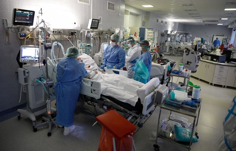 &copy; Reuters. Médicos tratam paciente com Covid-19 em hospital em Varsóvia
11/01/2022 REUTERS/Kacper Pempel