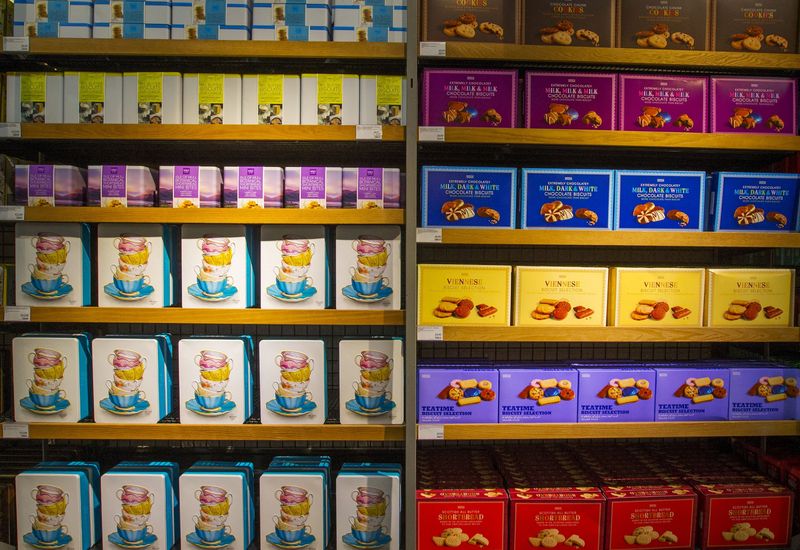 &copy; Reuters. FOTO DE ARCHIVO: Cajas de galletas en el departamento de alimentos de una tienda de Marks & Spencer en Bruselas, Bélgica, el 4 de septiembre de 2015.  REUTERS/Yves Herman/File Photo