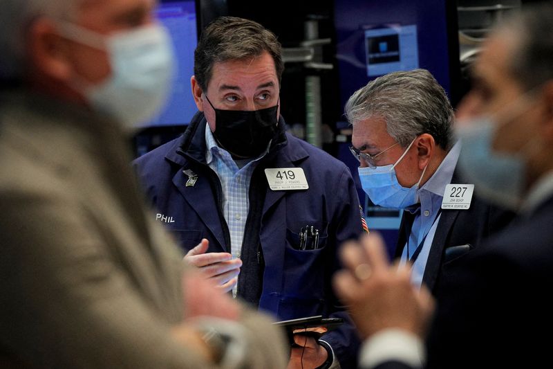 &copy; Reuters. متعاملون خلال التداول في بورصة نيويورك يوم الأربعاء. تصوير: برندان مكدرميد - رويترز. 