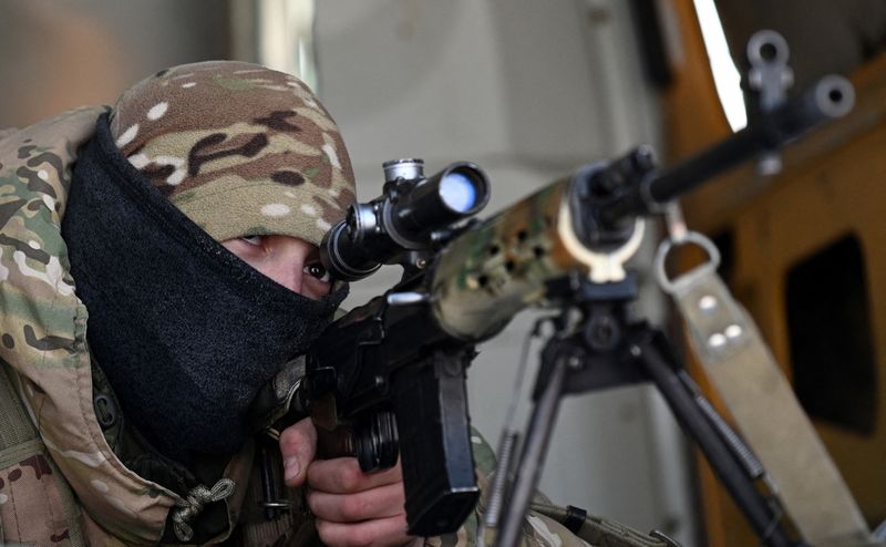 © Reuters. A sniper of the Russian armed forces takes part in military exercises at the Kadamovsky range in the Rostov region, Russia January 13, 2022. REUTERS/Sergey Pivovarov