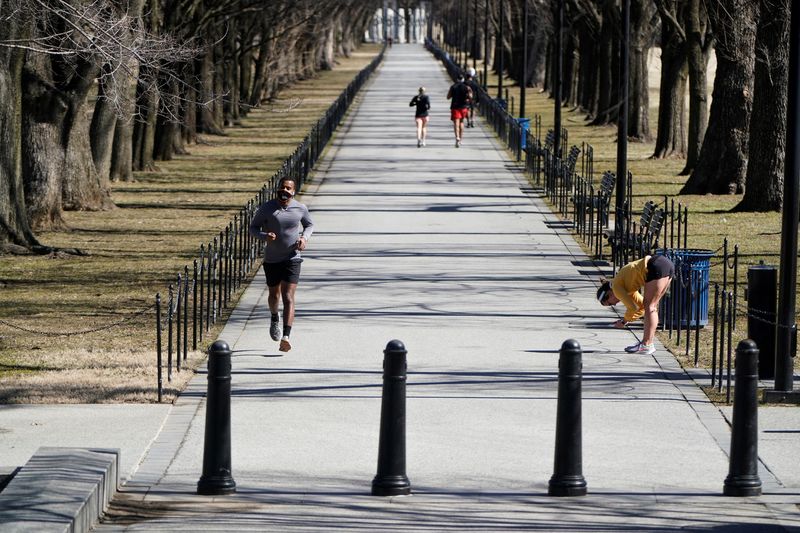 &copy; Reuters. People run at the National Mall during a spell of warm weather in Washington, U.S., February 24, 2021.      REUTERS/Joshua Roberts
