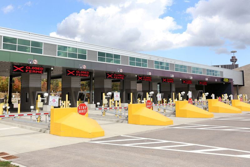 &copy; Reuters. FILE PHOTO: A general view of Canadian border checkpoints at the Canada-United States border crossing at the Thousand Islands Bridge, which remains closed to non-essential traffic to combat the spread of the coronavirus disease (COVID-19) in Lansdowne, On