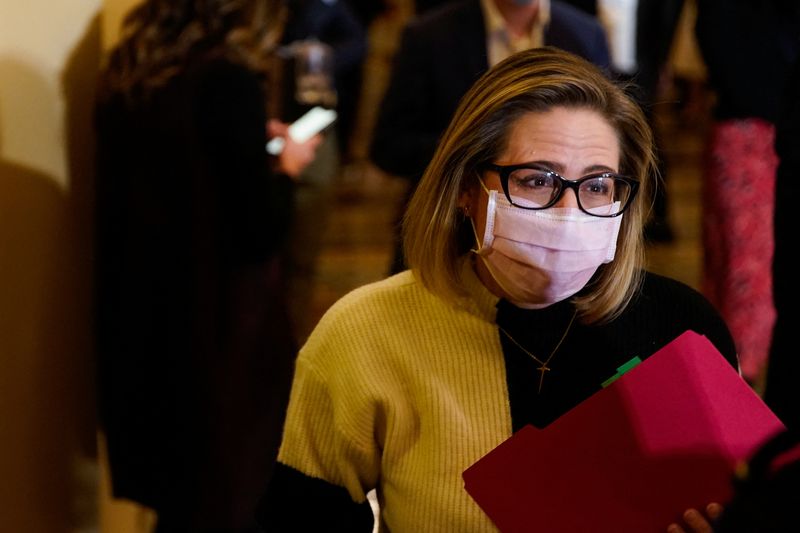 &copy; Reuters. U.S. Senator Kyrsten Sinema (D-AZ) looks on following the Senate Democrats weekly policy lunch at the U.S. Capitol in Washington, U.S., December 7, 2021. REUTERS/Elizabeth Frantz