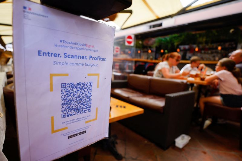 &copy; Reuters. Cartaz sobre passaporte sanitário em restaurante em Nice, na França
09/08/2021 REUTERS/Eric Gaillard