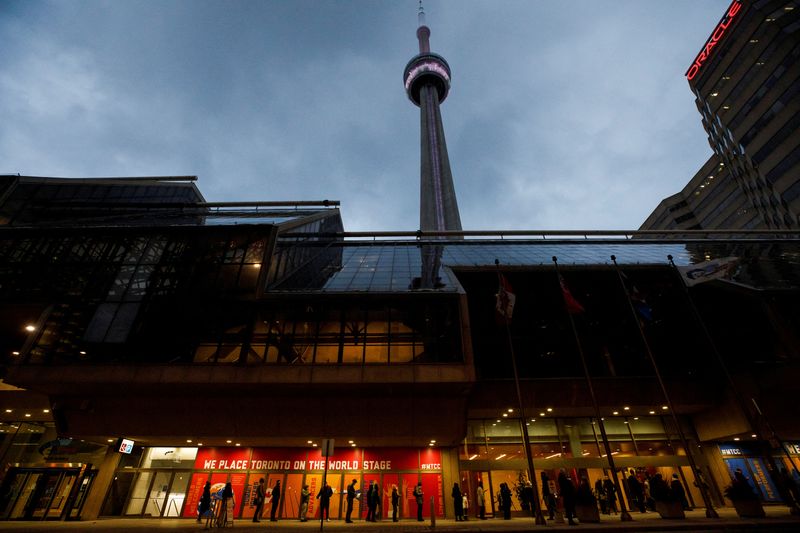 &copy; Reuters. People queue up for their COVID-19 vaccine booster shots at a clinic inside the Metro Toronto Convention Centre, as the latest Omicron variant emerges as a threat, in Toronto, Ontario, Canada December 22, 2021. REUTERS/Cole Burston NO RESALES. NO ARCHIVES