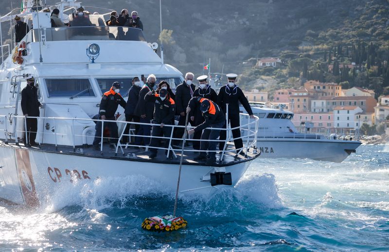 &copy; Reuters. Flores para comemorar o décimo aniversário do desastre com o Costa Concordia, que matou 32 pessoas depois que virou e afundou no mar, são vistas depois que oficiais da guarda costeira as jogaram na água, em Giglio
13/01/2022
REUTERS/Yara Nardi