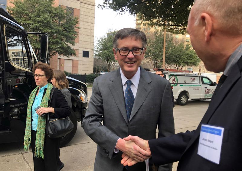 &copy; Reuters. IMAGEN DE ARCHIVO. El vicepresidente de la Reserva Federal, Richard Clarida, saluda a un miembro del personal de la Fed de Dallas, en Dallas, EEUU, Febrero 25, 2019.   REUTERS/Ann Saphir