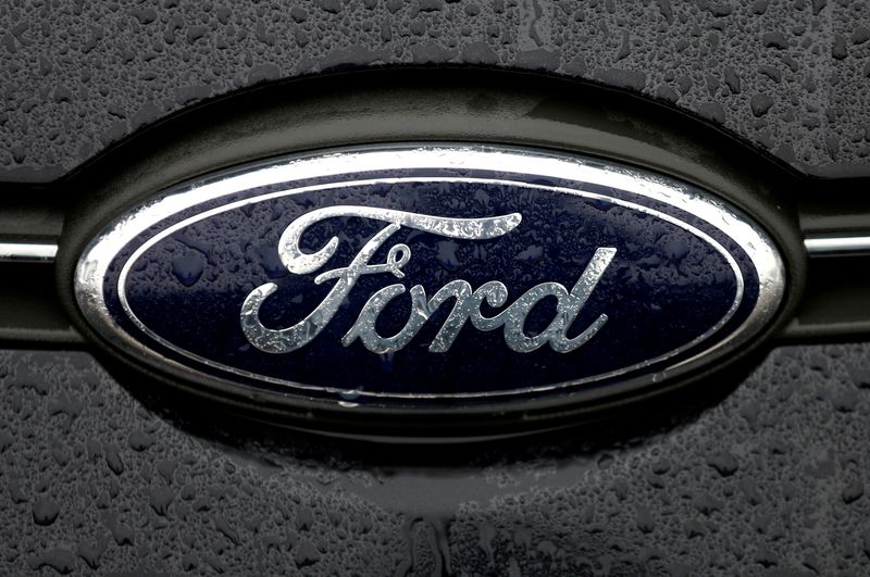 &copy; Reuters. IMAGEN DE ARCHIVO. El logo de Ford se ve en una planta de la compañía en Genk, Bélgica