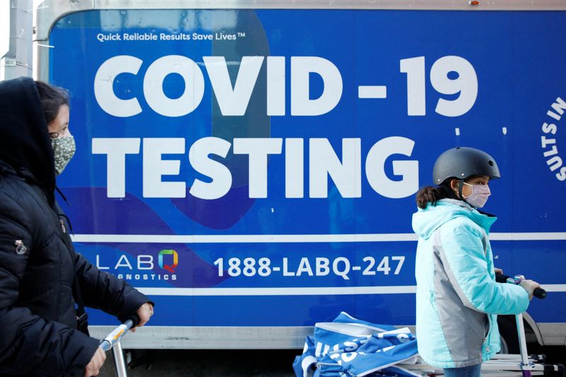 &copy; Reuters. FILE PHOTO: Children are seen outside a coronavirus disease (COVID-19) testing site in Brooklyn, New York, U.S., January 12, 2022.  REUTERS/Brendan McDermid